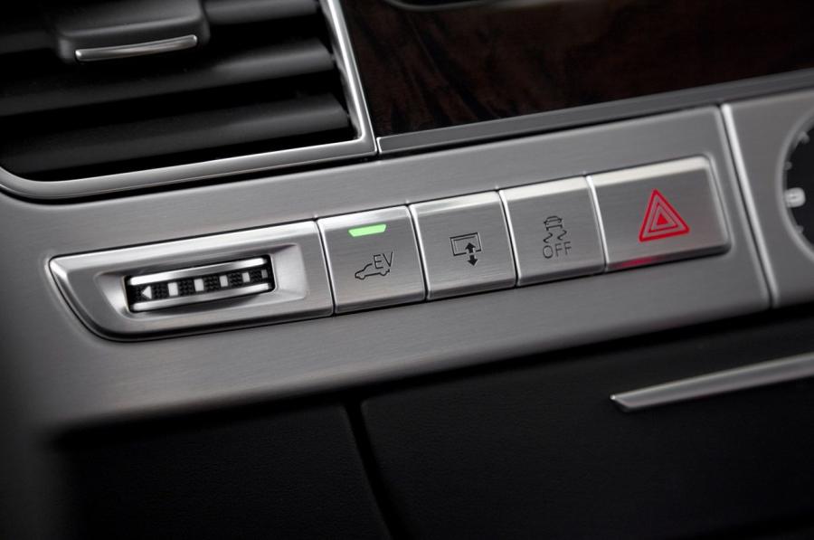 Детали интерьера Audi A8 Hybrid (D4) 2011 года  (WW) (фото 11 из 67)
